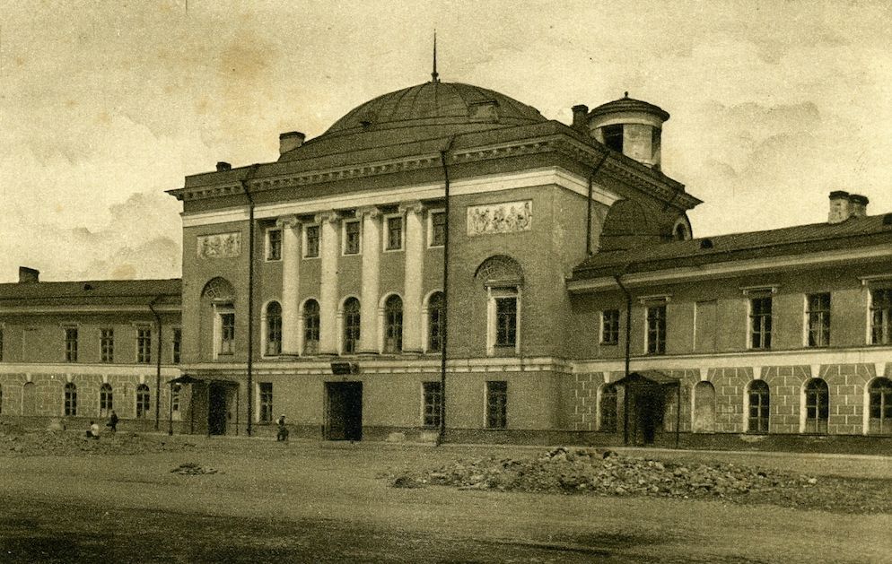 Тонированная фотография — здание с куполом и колоннами, перед ним пустая площадь